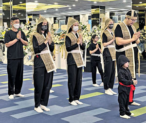 陪女友返大馬奔喪 楊明勁冧莊思明姪女顯父愛