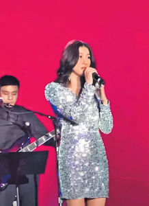 撇3子女赴美登台 鍾嘉欣產後低胸曬弗爆身材