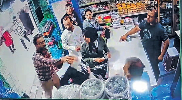伊朗母女未戴頭巾遭潑乳酪 與施襲男同被捕