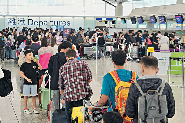 機場登機現人龍 旅客：多人過聖誕節 長假首日掀28.7萬出境人潮逼爆口岸
