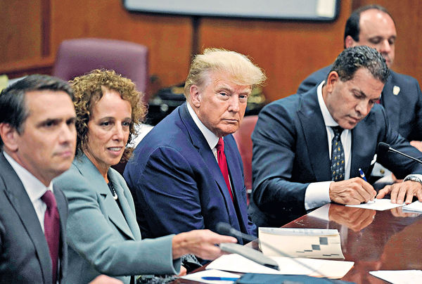 特朗普斥政治檢控︰干預參選 否認34項控罪 掩口費案12月再訊