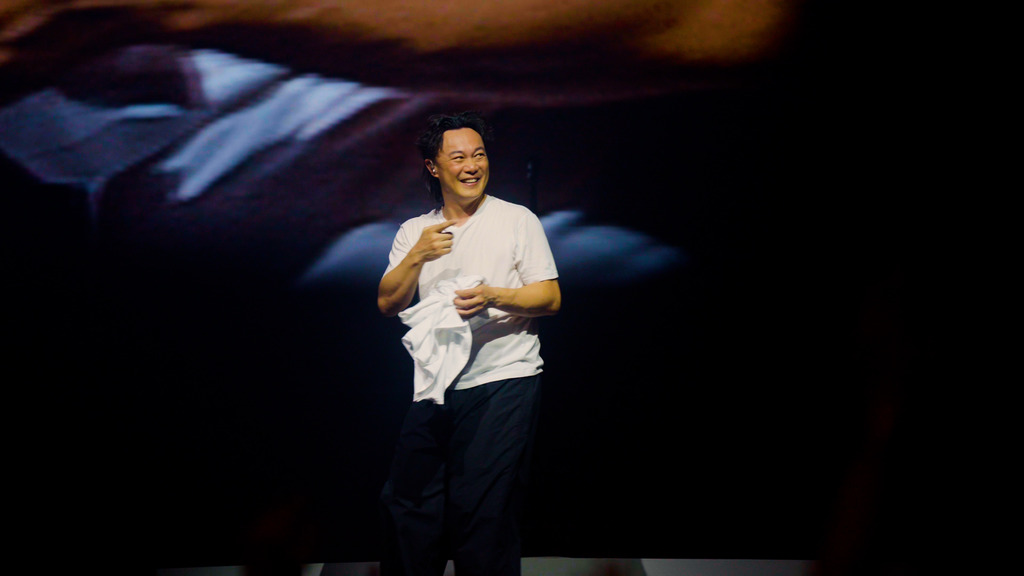 陳奕迅大馬演唱會大膽「犯禁」除衫 將上衣掉向觀眾席：你哋一陣拋番上嚟我咪好瘀？