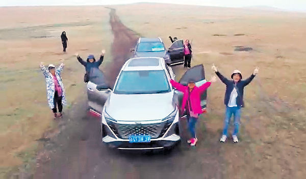 坐越野車穿越內蒙古大草原