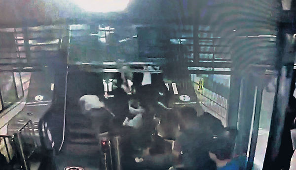南韓地鐵站電梯逆行 乘客人疊人14傷