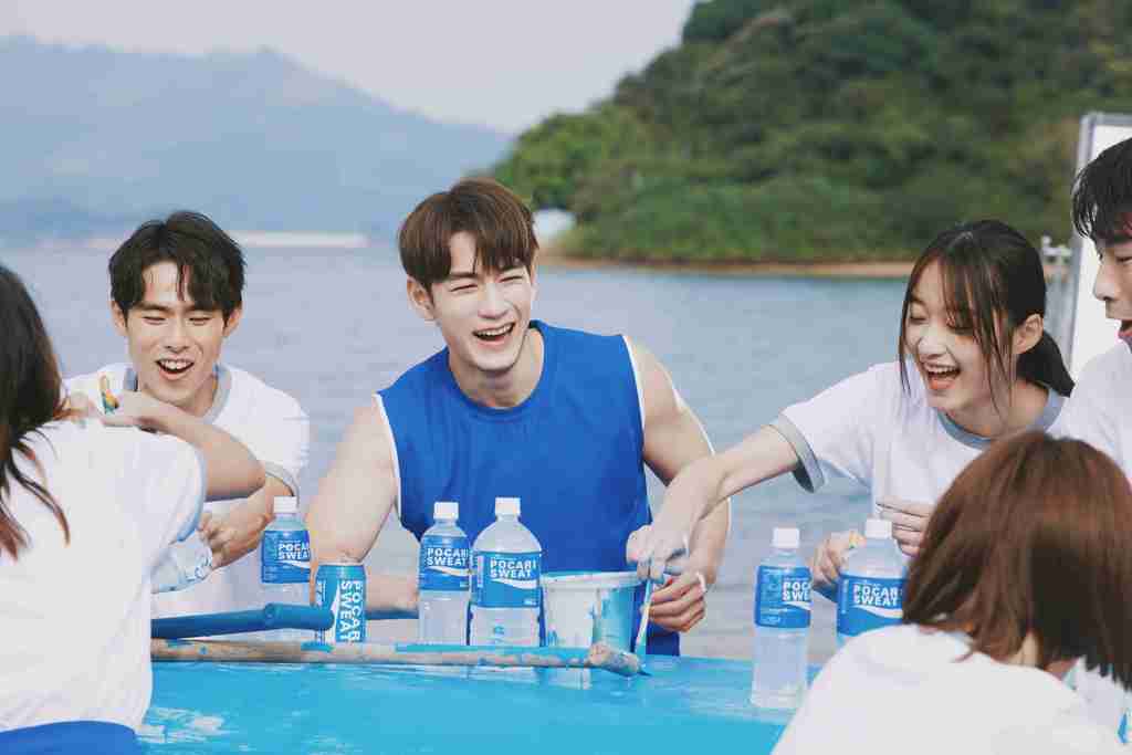 魏浚笙學生哥造型任飲品代言 大曬麒麟臂展現青春熱血