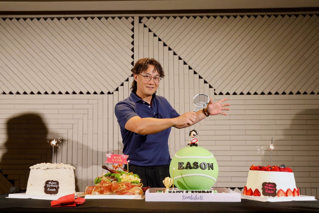 陳奕迅獲歌迷提早慶祝49歲生日 食燒味蛋糕收「係咁咦」利是勁興奮