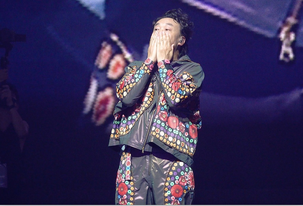 陳奕迅被台灣歌迷應援感動眼濕濕 觀眾唔准齋唱求放過：我快五十歲了