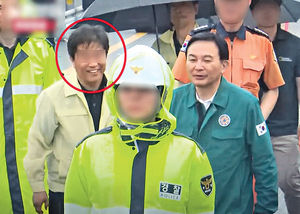 南韓暴雨增至40死 警查地方官涉失職 巴士滅頂前最後畫面曝光 子認出亡母背影