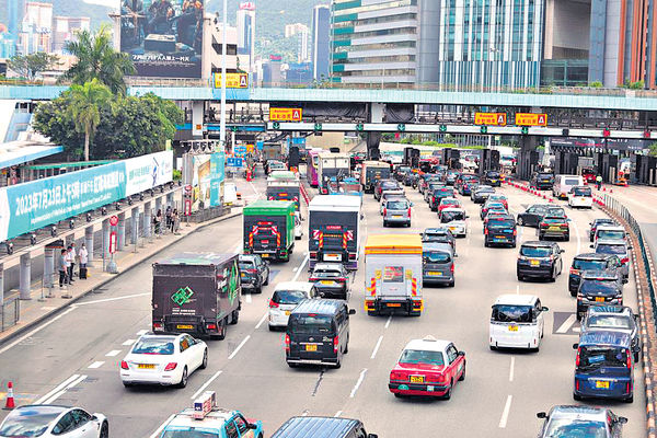 紅隧周日實施「易通行」凌晨封路 每小時15萬車可過 未必改善擠塞