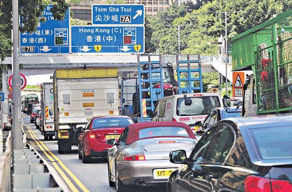 紅隧「易通行」首工作日 往港島車龍塞到培正道