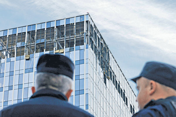 俄指烏無人機施襲 莫斯科商廈爆玻璃