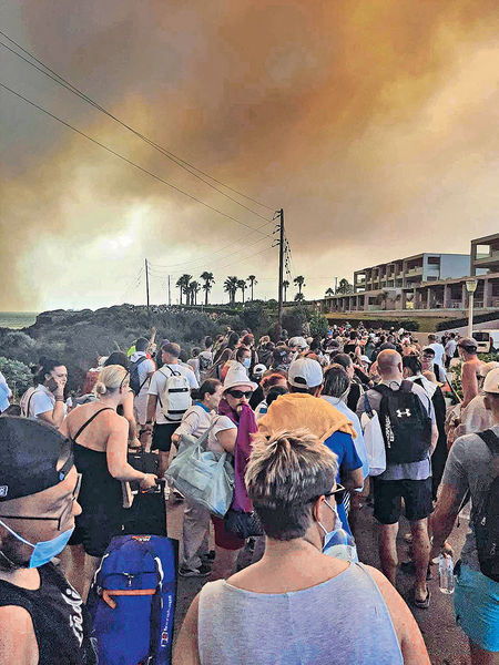 希臘山火蔓延兩島 2萬人逃離度假天堂