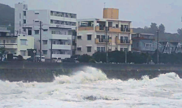 超強颱風卡努撲沖繩 37萬人接避難指示