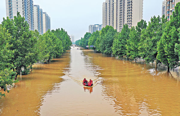河北涿州逾13萬人受災八方支援 京暴雨140年一遇 困兩天列車乘客撤離