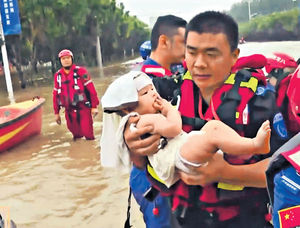 河北涿州逾13萬人受災八方支援 京暴雨140年一遇 困兩天列車乘客撤離