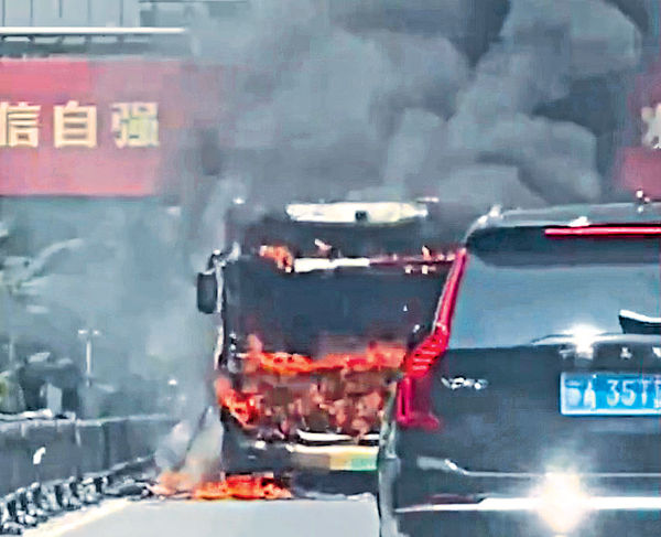 乘客鋰電池電瓶自燃 南京巴士起火2死5傷