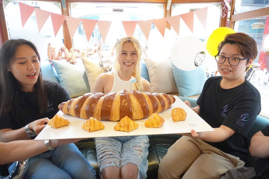 Gin Lee牛一搞電車生日派對 收粉絲巨型牛角包蛋糕勁興奮