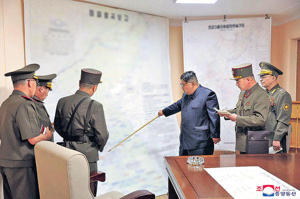 北韓試射兩枚彈道導彈 模擬核打擊 南韓指揮所及機場