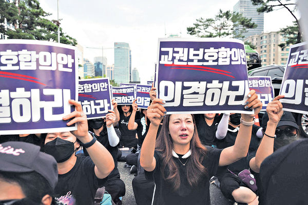 韓教育界集會悼輕生教師 1.5萬人參與 多間小學停課