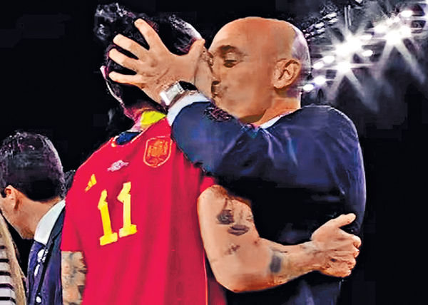 強吻女球員風波3周後 西班牙足總主席下台