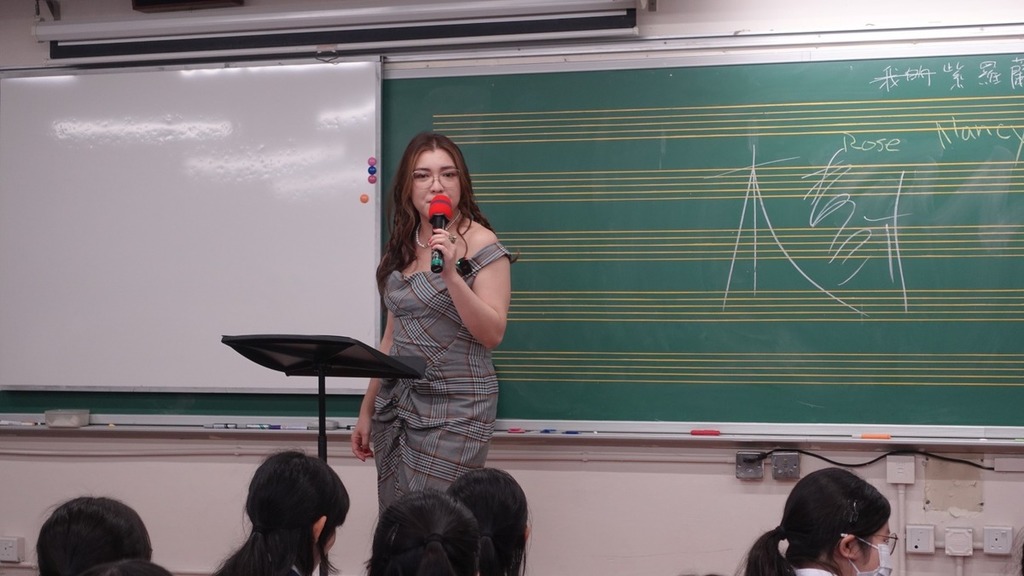 《廣東歌關注組》｜ Serrini化身「梁校監」 與中學生上音樂課 帶領同學唱《垃圾女星》開聲
