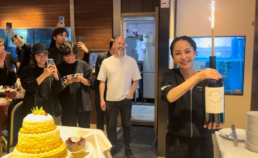日本歌姬｜中島美嘉完騷拉大隊食辣蟹慶功 獲準備巨型蛋糕預祝41歲生日