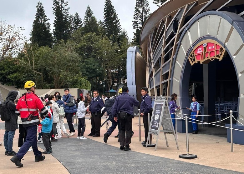 迪士尼意外｜香港迪士尼樂園過山車懷疑故障停在半空 消息指12人被困