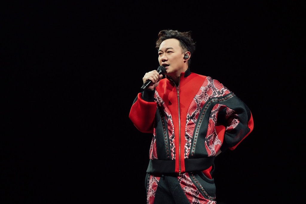 陳奕迅巡唱因腰傷加劇痛爆落淚 暫停跳舞環節「加碼」唱慢歌補數