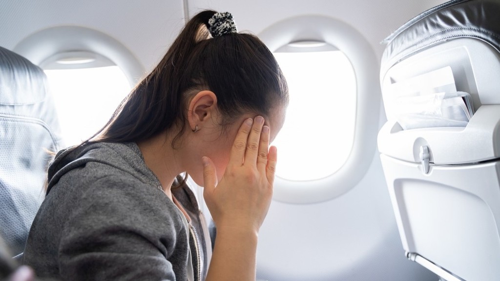 飛機恐懼症｜港女坐飛機產生强烈恐懼感 頭暈胃脹多次嘔吐 中醫針灸處方中藥緩解恐懼