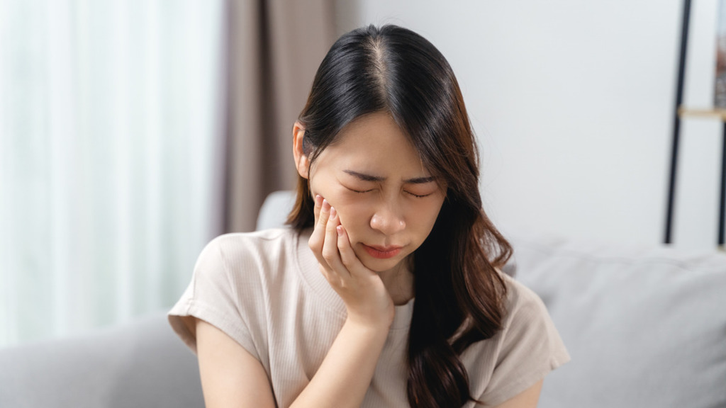 健康資訊丨20歲女持續牙骹痛與頸椎有關? 脊醫警告 : 可能是頸椎錯位導致