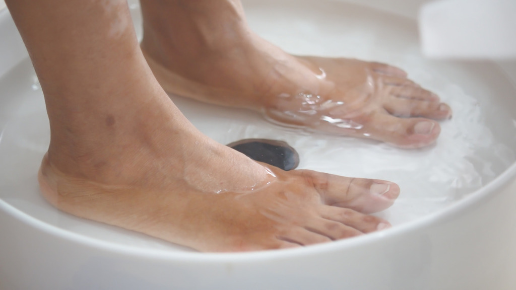 病毒疣｜男子「病毒疣」越生越多 醫生推薦用1物浸腳 2個月清除逾98%病毒疣【附感染黑點場所】
